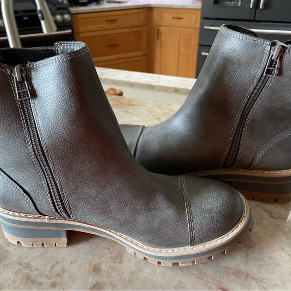 Boots - Picture 4 of 4